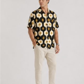 Camisa negra estampada para hombre con manga corta y diseño geométrico en blanco y mostaza, vista frontal.