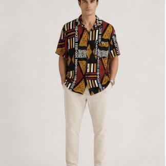 Camisa estampada de algodón para hombre con manga corta y botones frontales, vista frontal.
