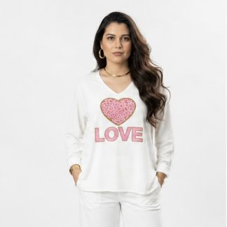 Polera blanca de algodón para mujer con escote en V y estampado LOVE en tonos rosados.