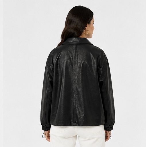 Vista posterior de chaqueta de cuero vegano negra para mujer con diseño moderno y elástico ajustable en la basta.