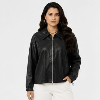 Chaqueta de cuero vegano negra para mujer con cierre frontal y basta ajustable, vista frontal.