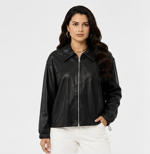 Chaqueta de cuero vegano negra para mujer con cierre frontal y basta ajustable, vista frontal.