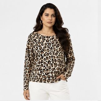 Polera animal print para mujer de manga larga y cuello tipo v, vista frontal.