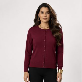 Cárdigan de punto fino para mujer en color burdeo con botones frontales y manga larga, vista frontal.