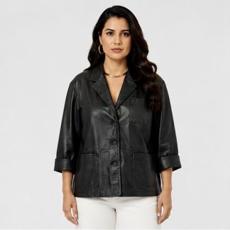 Chaqueta de cuero vegano negra para mujer con botones frontales, bolsillos y mangas 3/4, vista frontal.