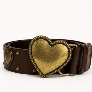 Cinturón de cuero café con hebilla metálica dorada en forma de corazón y detalles decorativos.