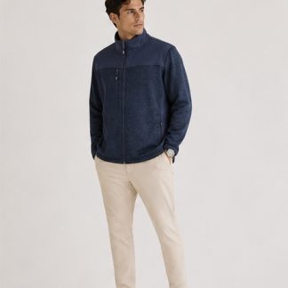 Polar azul para hombre con cierre completo, cuello alto y bolsillos con cierre, vista frontal.