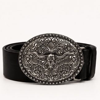 Cinturón de cuero negro con hebilla ovalada metálica estilo western con diseño de toro en relieve.