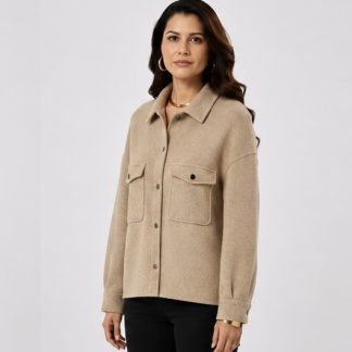 Sobrecamisa tipo paño beige para mujer con bolsillos delanteros y botones.