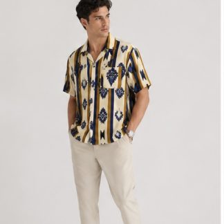 Camisa estampada para hombre con manga corta y diseño geométrico en tonos beige, azul y mostaza, vista frontal.