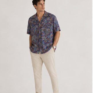 Camisa de seda para hombre con estampado paisley en tonos azules y terracota, vista frontal.