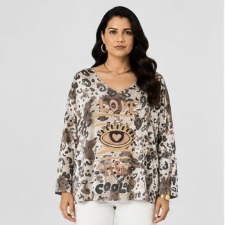 Polera animal print para mujer confeccionada en mezcla tipo viscosa con hilo y delicados destellos, vista frontal.