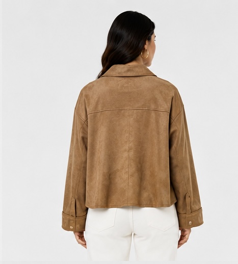 Vista posterior de chaqueta de gamuza camel para mujer de manga larga.