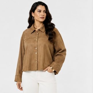 Chaqueta de gamuza camel para mujer con botones frontales y manga larga, vista frontal.