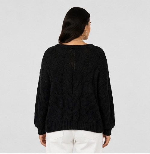 Vista posterior de sweater negro para mujer con tejido trenzado y calce holgado.