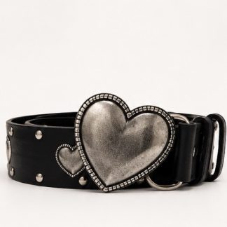 Cinturón de cuero negro con hebilla metálica grande en forma de corazón y detalles de corazones.