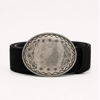 Cinturón Montana Negro de cuero con acabado tipo gamuza y hebilla ovalada metálica grabada.