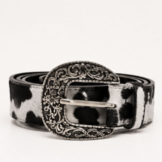 Cinturón de cuero con acabado tipo pelo en blanco y negro y hebilla metálica grabada estilo western.