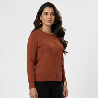 Cárdigan de punto fino para mujer en color terracota con botones frontales y manga larga, vista frontal.