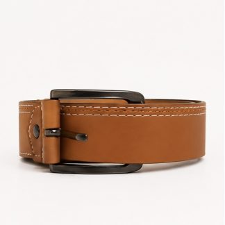 Cinturón Ejecutivo Camel de cuero para hombre con hebilla metálica grafito y costuras decorativas.